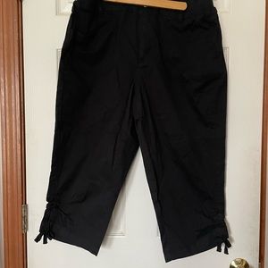 NWT! Capris black- Basic Editions